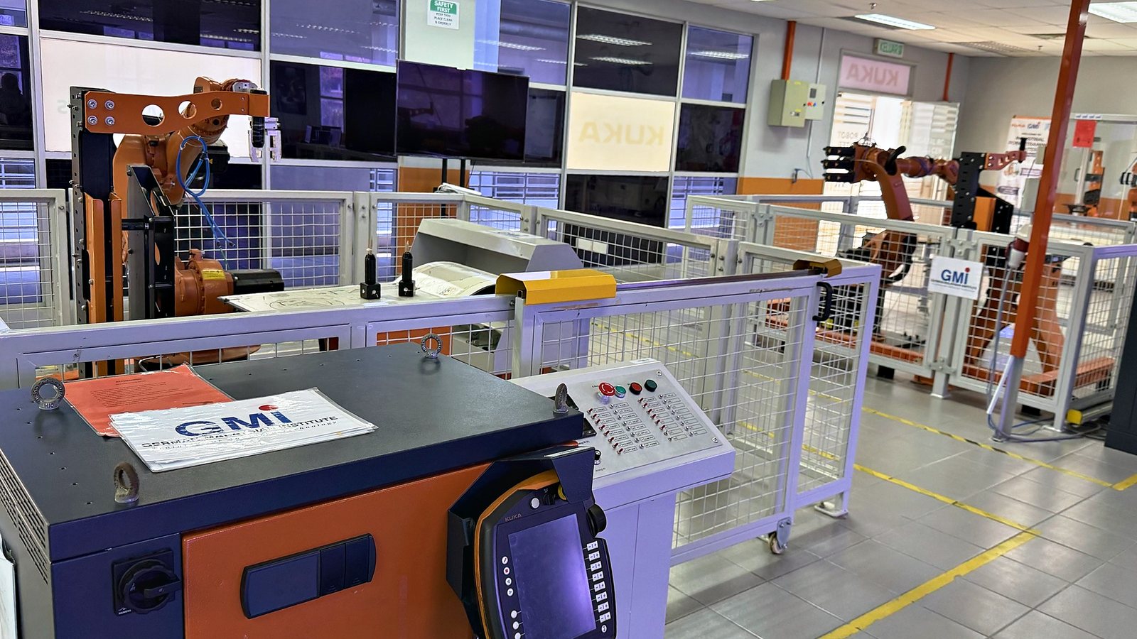 GMI 校內的 KUKA 工業機械手臂訓練區